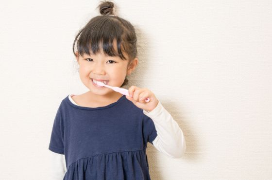 歯磨きをする子ども