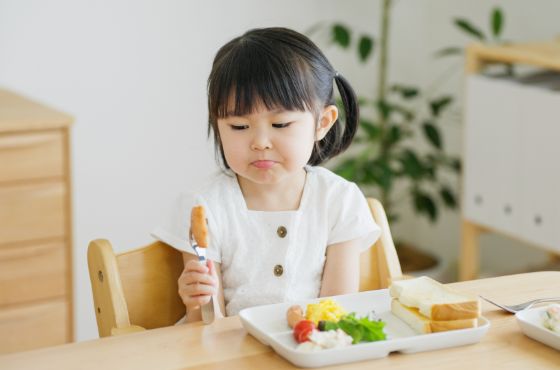 料理を見る子供