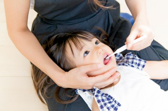 仕上げ磨きをしている様子
