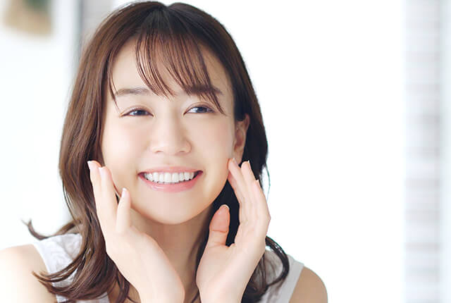 白い歯を見せて微笑む女性