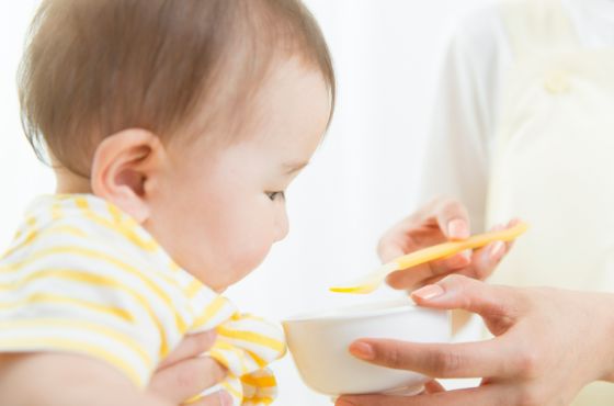 離乳食を食べている様子