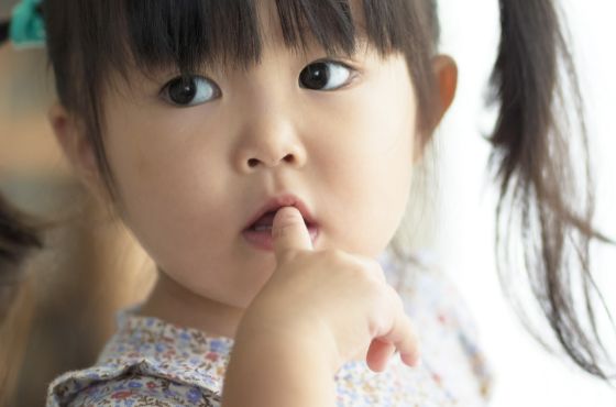指しゃぶりをしている子ども
