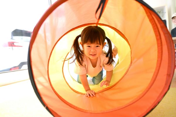 トンネルをくぐっている子ども