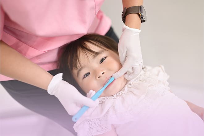 歯磨きをしている子ども